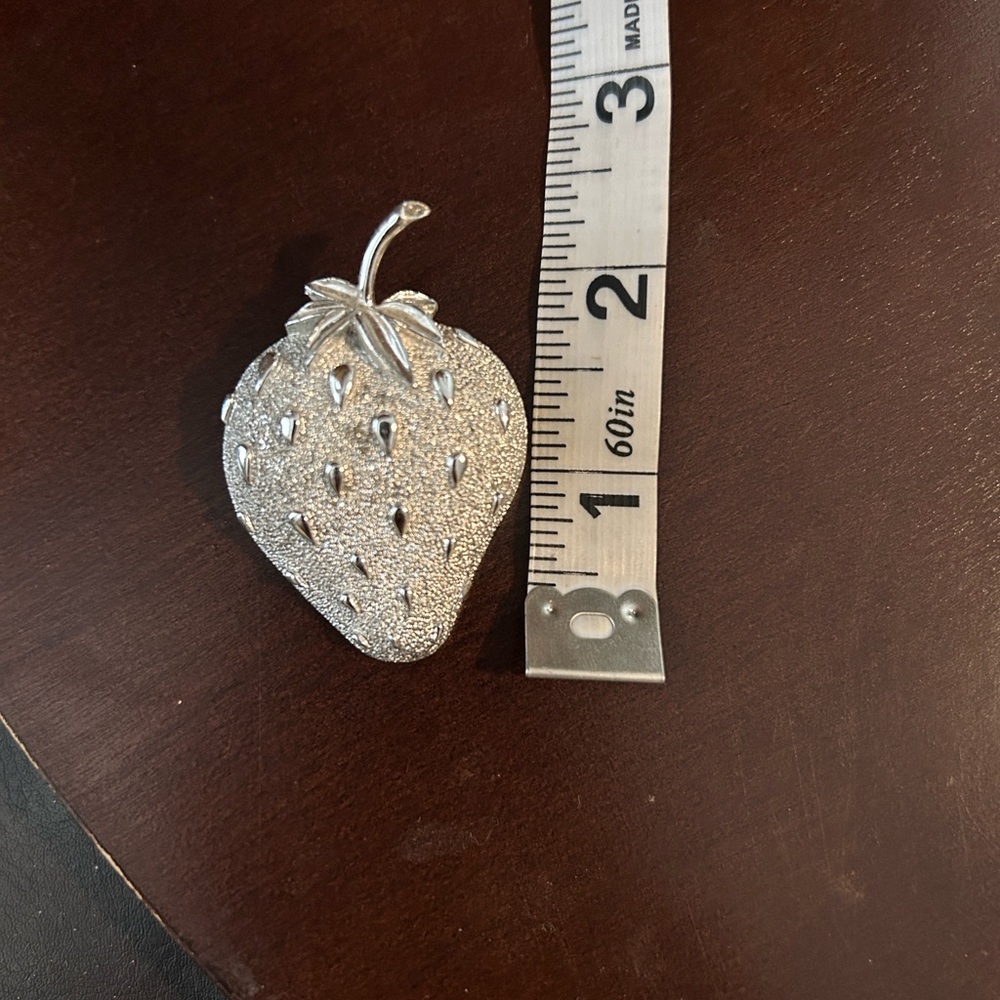 Sarah Coventry Silver Strawberry Brooch - Picture 4 of 4